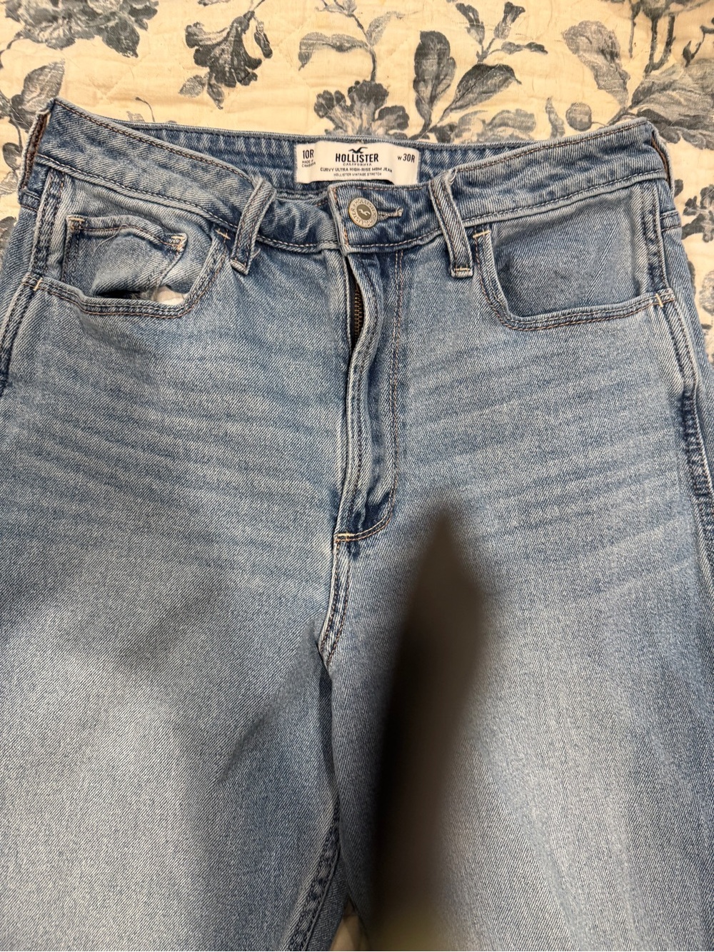 Hollister woman’s  Light Wash Slim Straight Jeans
